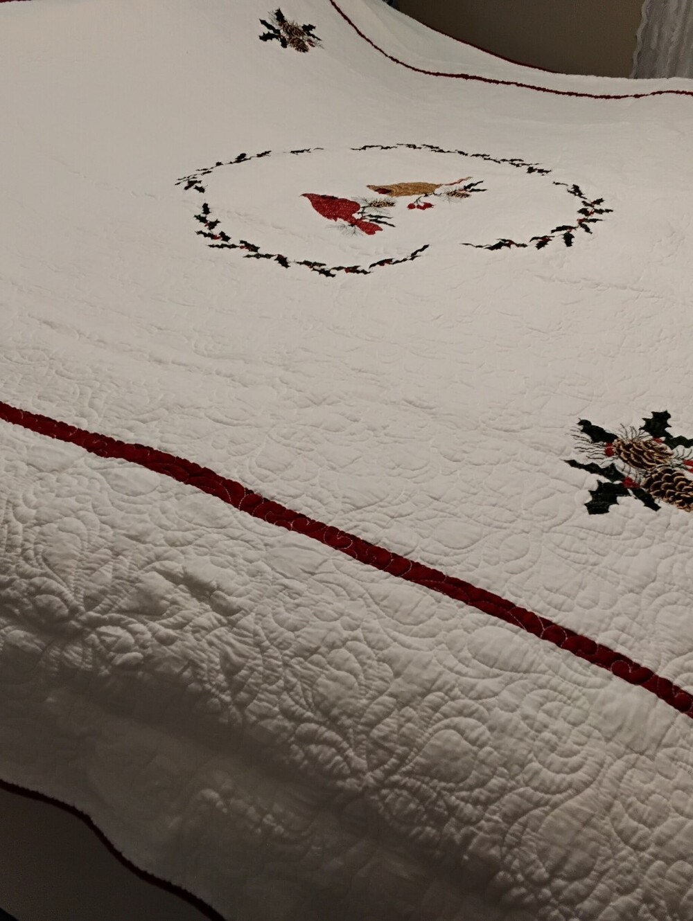 4008 Queen Size Crackerbarrel Embroidered Cardinal Greetings. 09" X 90". - Picture 5 of 15